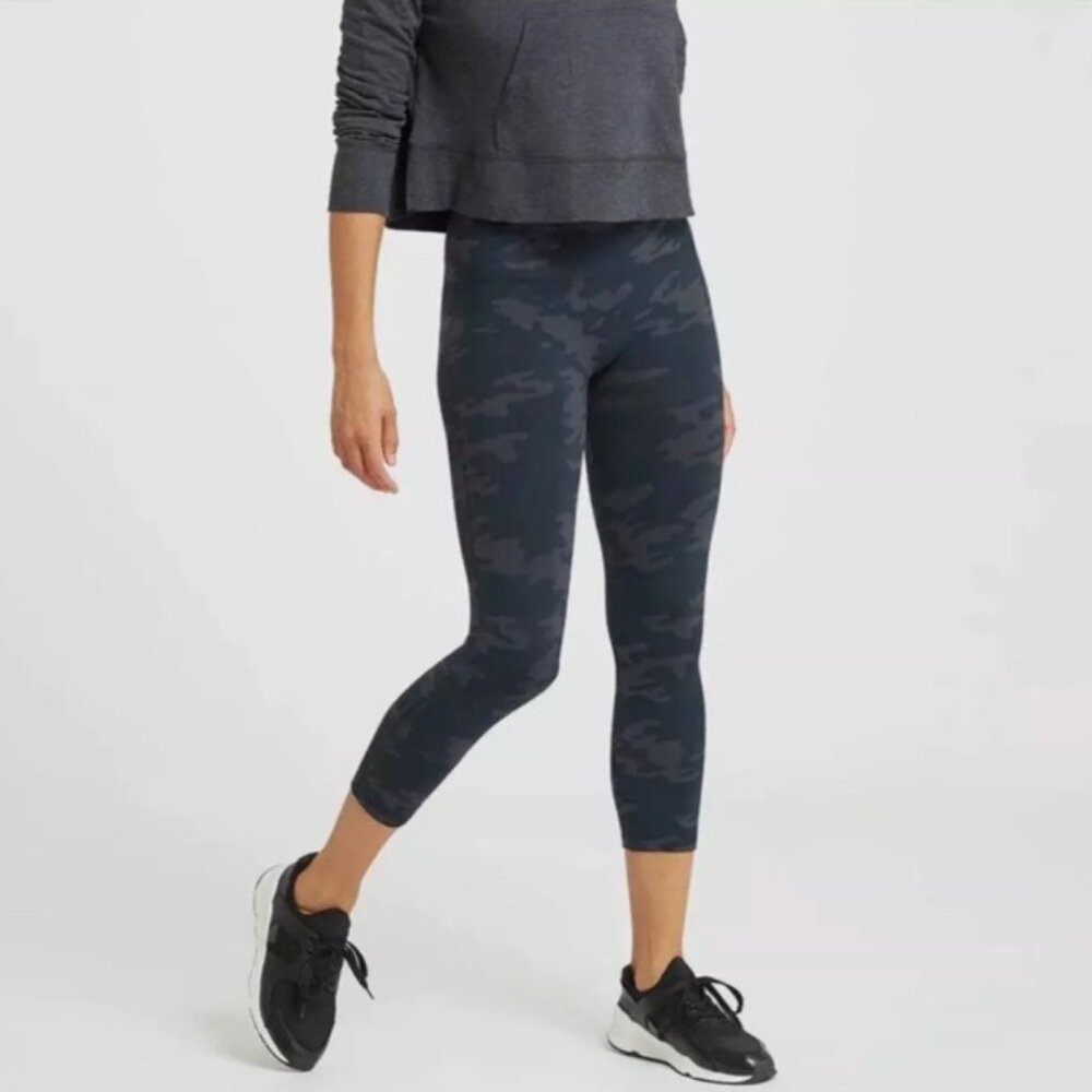 NWT SPANX Look at Me Now - Seamless Crop Leggings Size S